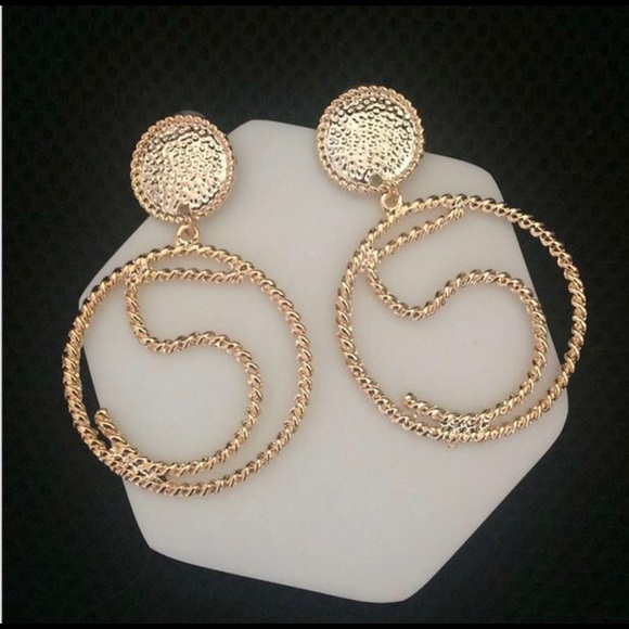 #5 Dangle Earrings - Picture 4 of 8